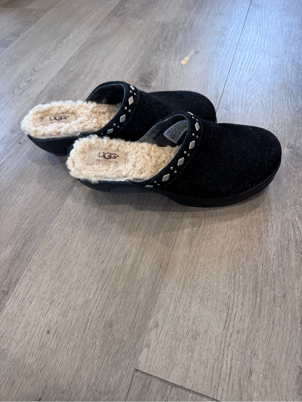 UGG Australia Women's Fiona Black Suede Shearling Platform Studded Clogs Size 8 - Picture 3 of 6
